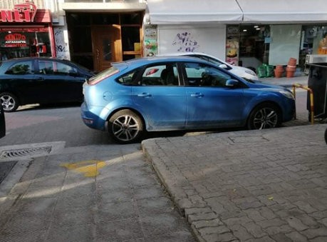 ΧΑΛΚΙΔΑ: Πάρκαρε παράνομα και έκλεισε ράμπα για Άτομα με Ειδικές Ανάγκες