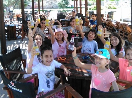 Περίπατος και πορτοκαλάδα για τα παιδάκια του κατηχητικού