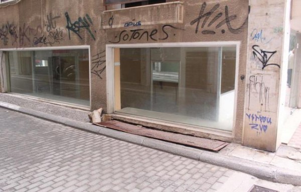 ΧΑΛΚΙΔΑ: Παγίδα για τους πεζούς στο πεζοδρόμιο της οδού Τσιριγώτη