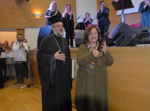 Η Χάρις Αλεξίου τραγούδησε στη Χαλκίδα την Οδό Αριστοτέλους