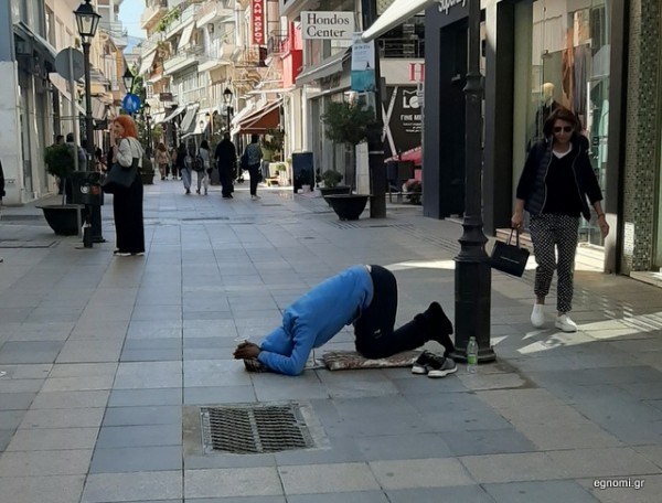 ΧΑΛΚΙΔΑ-ΑΒΑΝΤΩΝ: Άστεγος στέκεται επί ώρες γονατιστός στη μέση του δρόμου