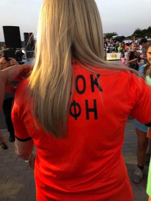 Η Γεννηματά φόρεσε ποδοσφαιρική φανέλα που έγραφε στην πλάτη ΠΑΣΟΚ-ΦΩΦΗ
