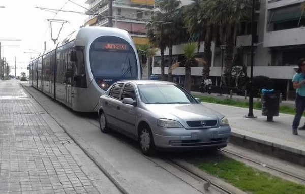 Επικό παρκάρισμα στη γραμμή του τραμ