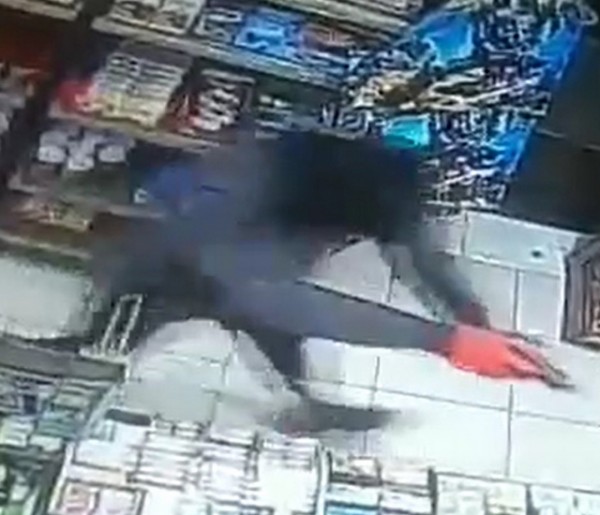 Αδίστακτοι ληστές μπούκαραν με όπλα σε ψιλικατζίδικο (VIDEO)