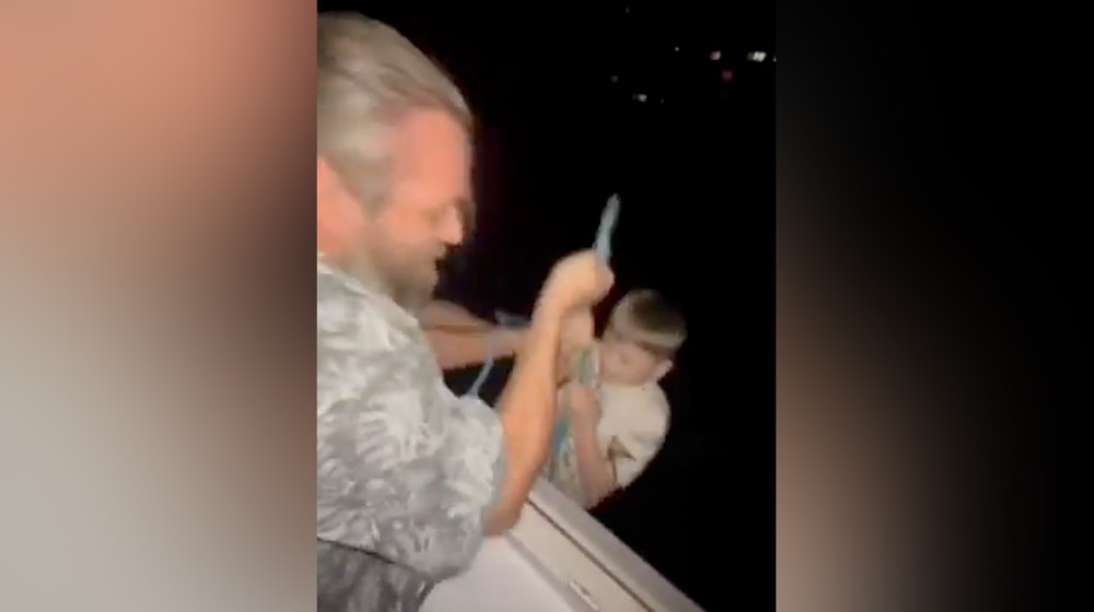 Ε, δεν πάμε καλά! Ρώσος κατεβάζει από το παράθυρο παιδί δεμένο με λουρί (VIDEO)