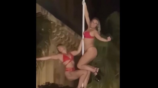 Αντιδράσεις στην Κέρκυρα για το pole dancing ημίγυμνων γυναικών σε στύλο έξω από τα Ανάκτορα! (VIDEO)