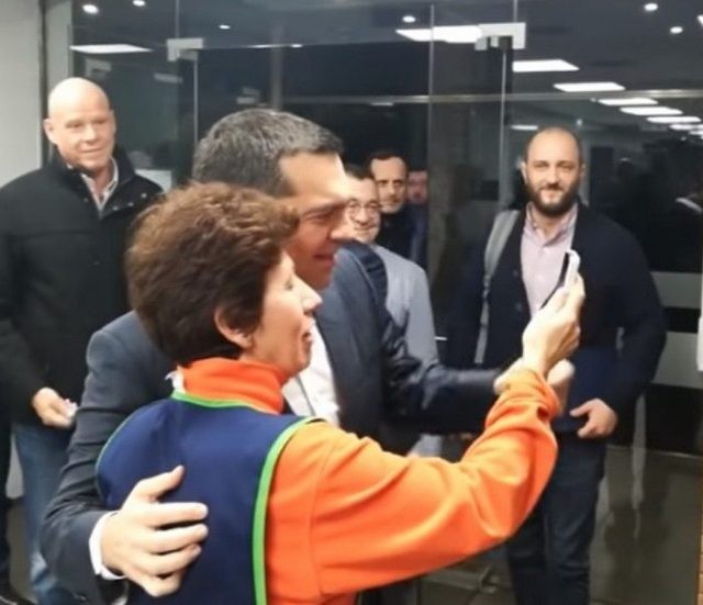 Απολύθηκε η καθαρίστρια που φωτογραφήθηκε με τον Τσίπρα (VIDEO)
