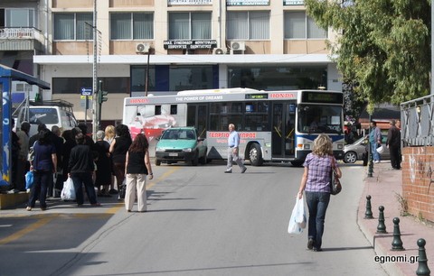 Απίστευτο παρκάρισμα πάνω στη στροφή