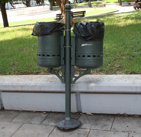 Ξεχαρβαλωμένος κάδος