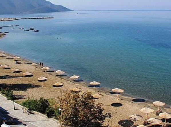 ΝΕΑ ΣΤΥΡΑ: Δύο υπέροχες παραλίες γεμάτες νόστιμες επιλογές!