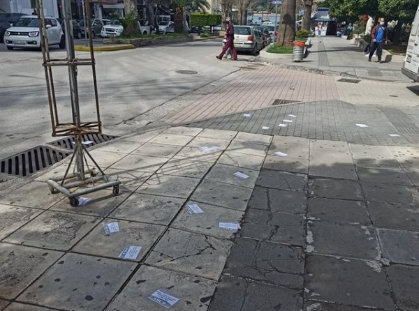 ΧΑΛΚΙΔΑ: Η ΚΝΕ γέμισε χαρτομάνι τους δρόμους της Χαλκίδας