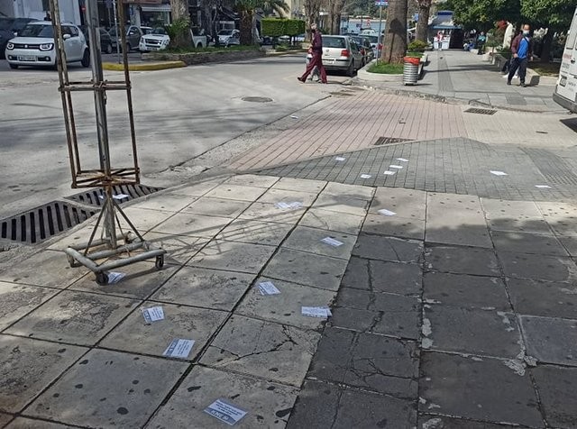 ΧΑΛΚΙΔΑ: Η ΚΝΕ γέμισε χαρτομάνι τους δρόμους της Χαλκίδας