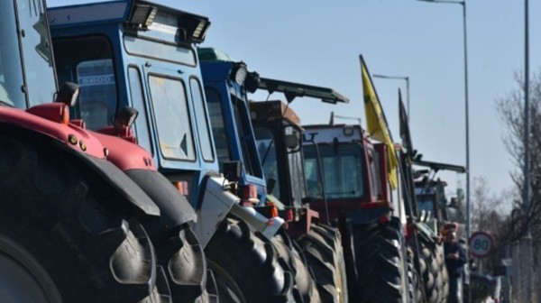 ΧΑΛΚΙΔΑ: Οι αγρότες κατεβαίνουν με τρακτέρ στο Διοικητήριο της Περιφερειακής Ενότητας Εύβοιας