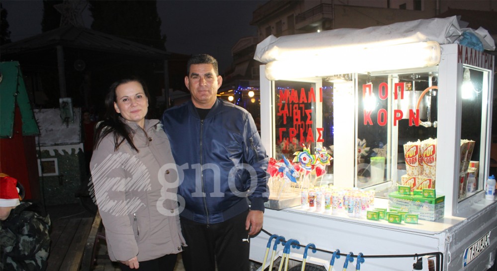 ΨΑΧΝΑ: Με Χριστουγεννιάτικη διάθεση ο Θανάσης Κούρτης και η γυναίκα του