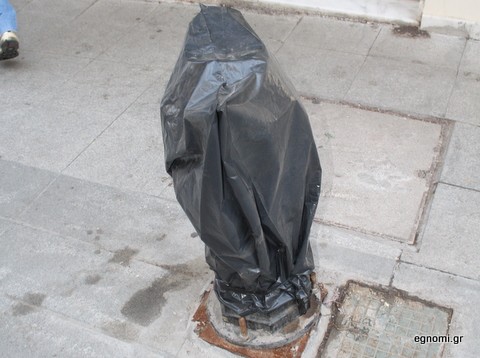 Ξήλωσαν τη στραβή κολόνα της Ερμού!