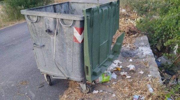 Σάπιοι κάδοι στα πέριξ της Χαλκίδας
