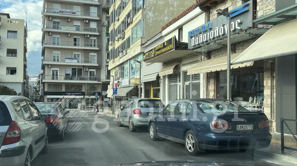 ΧΑΛΚΙΔΑ: Φράκαρε το κέντρο από παρκαρισμένα ΙΧ
