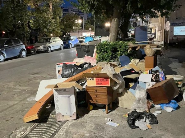 ΧΑΛΚΙΔΑ-ΣΟΥΒΑΛΑ: Εικόνες ντροπής στη ... βιτρίνα της πόλης