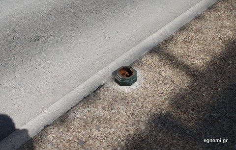 Ξηλώνουν τα κολονάκια με ...σύστημα στην οδό Βαρατάση