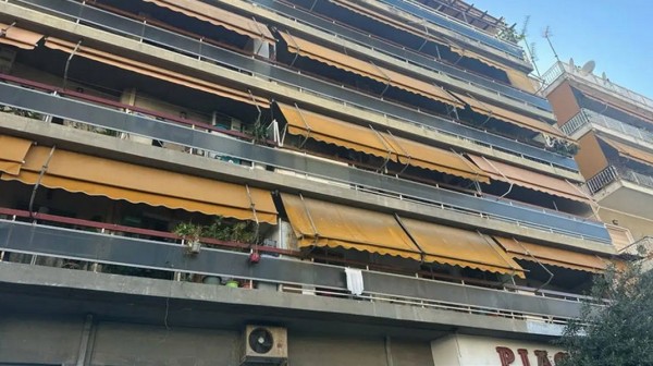 ΚΑΛΛΙΘΕΑ  ΑΤΤΙΚΗΣ: Έπεσε πάνω σε τζαμαρία και τραυματίστηκε θανάσιμα κοριτσάκι 7 ετών