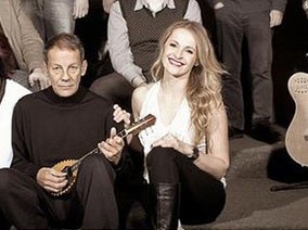 Στα σκαλιά της εκκλησίας σε ηλικία 76 χρόνων ο Σταύρος Ξαρχάκος