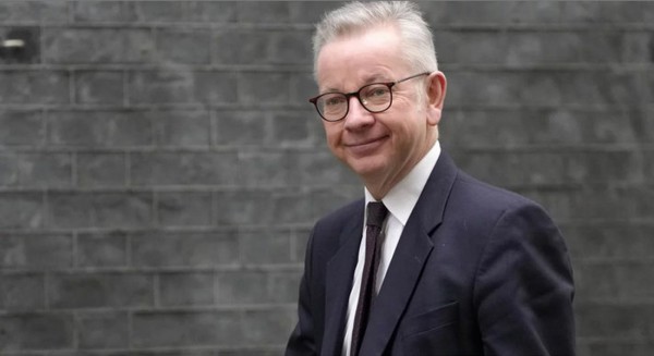 Βρετανός υπουργός έρχεται στην Εύβοια για διακοπές παρά τις φωτιές που πλήττουν την χώρα