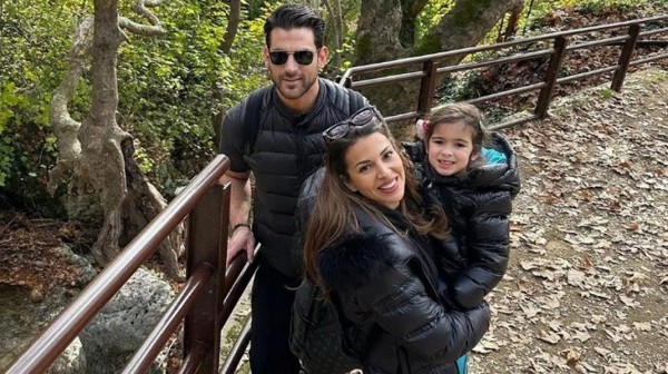 Ελένη Χατζίδου – Ετεοκλής Παύλου: Οικογενειακή απόδραση στα Καμπιά της Εύβοιας και την Στενή