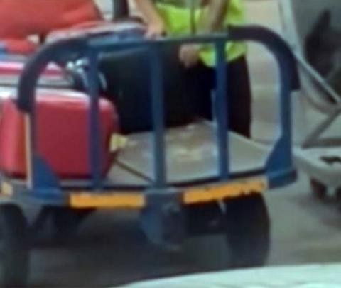Κάμερα έπιασε υπάλληλο αεροδρομίου να βάζει χέρι σε βαλίτσα (VIDEO)