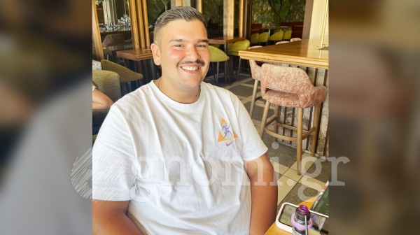 Ο Νίκος Σαμπάνης άφησε μουστάκι και είναι πάντα ...επίκαιρος