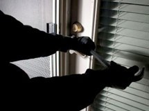 Δροσιά: Ξάφρισαν κοσμήματα και μετρητά