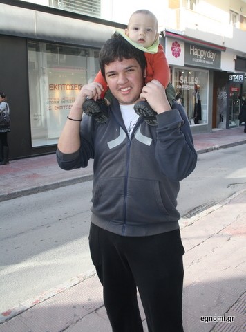 Έβγαλε βόλτα τον αδελφό του