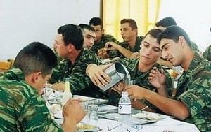 Ανοιχτά τα ΚΨΜ τα στρατόπεδα μέσα στη μαύρη νύχτα λόγω Μουντιάλ