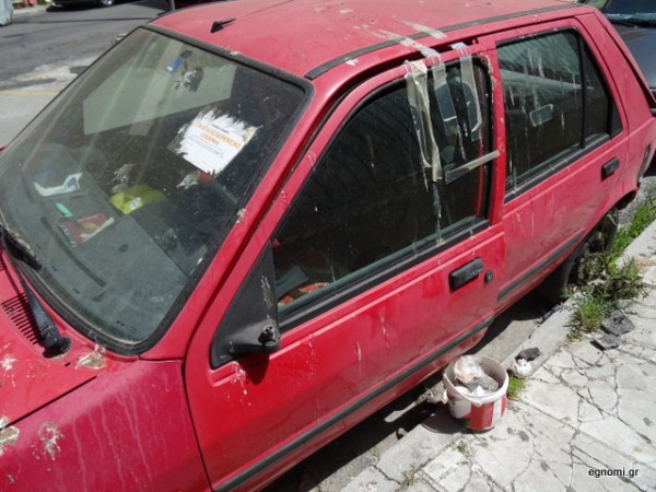 ΧΑΛΚΙΔΑ: Έγιναν της ...μόδας τα εγκαταλελειμμένα αυτοκίνητα στους δρόμους