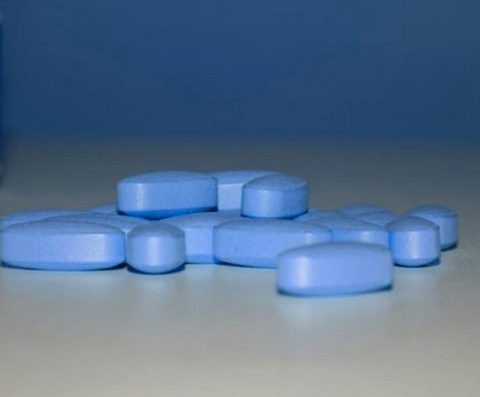 Αντρας πήρε ολόκληρο μπουκαλάκι Viagra με τη ...μία!