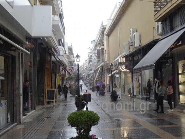 ΚΑΚΟΚΑΙΡΙΑ ΦΙΛΙΠΠΟΣ-ΧΑΛΚΙΔΑ: Κλειστά καταστήματα στην Αβάντων - Έρημη η παραλία