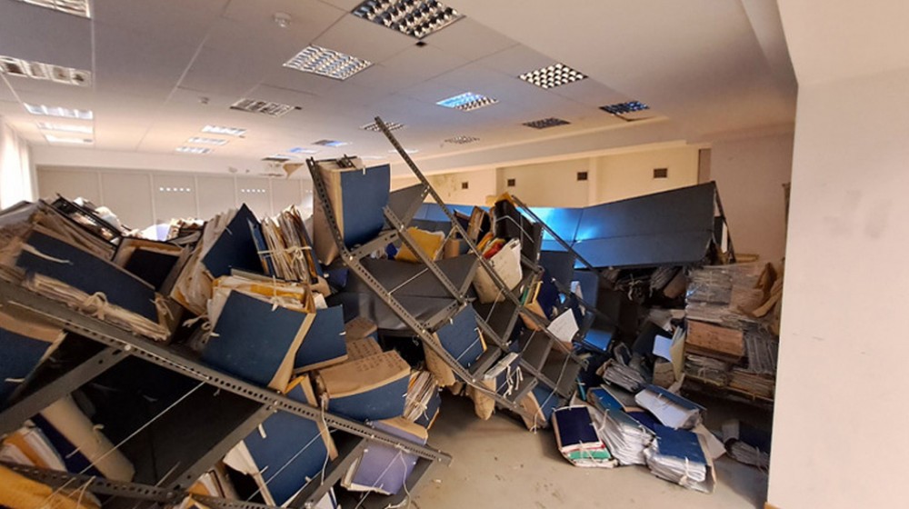 ΕΙΣΑΓΓΕΛΙΑ ΑΘΗΝΩΝ: Mεταλλικά ράφια καταπλάκωσαν υπάλληλο των Δικαστηρίων και υπάλληλο μεταφορικής εταιρείας