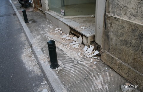 Ξεκόλλησαν πλακάκια στη Μπαλαλαίων