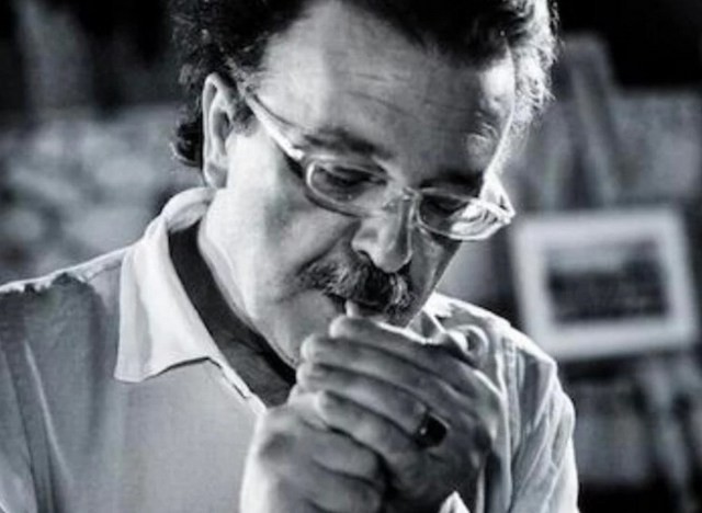 Αυτός είναι ο άνδρας που κρεμάστηκε με γραβάτα στο Ωδείο Αθηνών