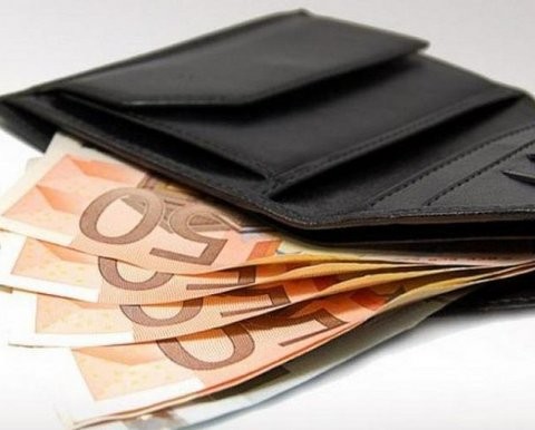 Μαθητές βρήκαν πορτοφόλι με 4.500 ευρώ και το παρέδωσαν στις Αρχές