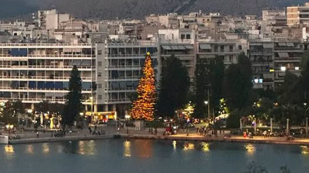 Χριστούγεννα… από τον Αύγουστο στη Χαλκίδα - Άναψαν ξαφνικά τα λαμπάκια του δέντρου στην παραλία