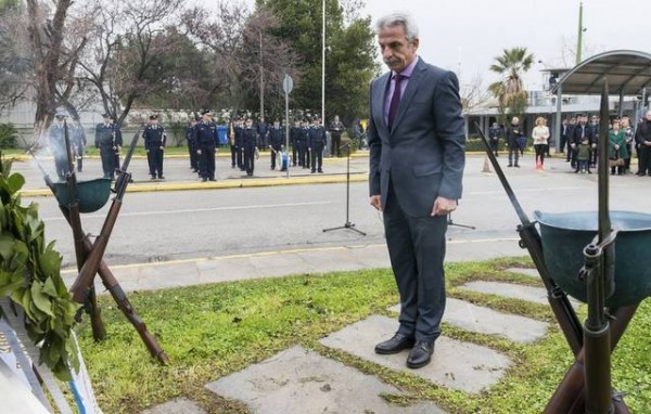 Στεφάνι από τον Αναγνωστάκη για τους πεσόντες στο καθήκον αστυνομικούς