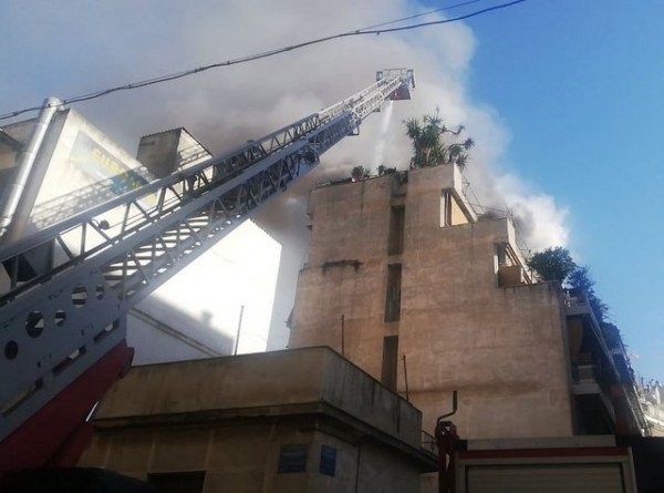 Φωτιά στον Κολωνό: Ένοικος πηδά από το μπαλκόνι για να γλυτώσει (VIDEO)
