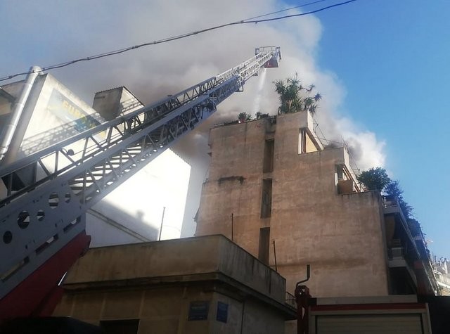 Φωτιά στον Κολωνό: Ένοικος πηδά από το μπαλκόνι για να γλυτώσει (VIDEO)
