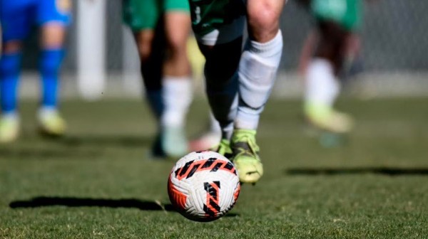 ΑΠΙΘΑΝΟ ΣΚΗΝΙΚΟ: Τα Πολιτικά έχασαν πέναλτι στο 94' στους Καθενούς και η Δόξα Διρφύων/Μεσσαπίων πανηγύρισε με βιντεοκλήση στον Βατώντα