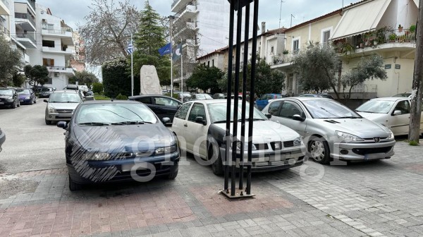 ΧΑΛΚΙΔΑ: Ο πεζόδρομος έγινε πάρκινγκ