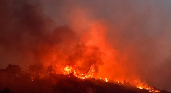 ΚΑΡΥΣΤΟΣ ΦΩΤΙΑ: Εφιαλτική νύχτα στη Νότια Εύβοια