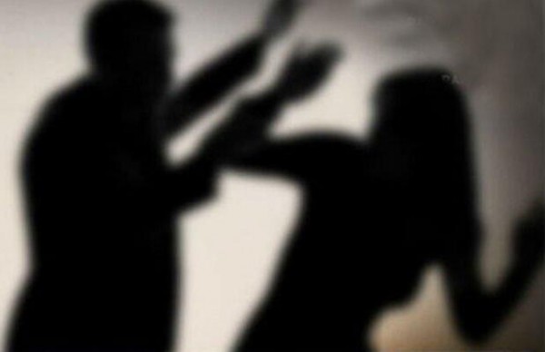 ΠΑΡΑΛΙΑ ΧΑΛΚΙΔΑΣ: Χαστούκισε γυναίκα μπροστά στον κόσμο