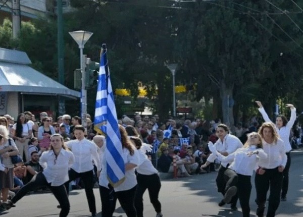 Σάλος με ομάδα κοριτσιών στην παρέλαση - Διακωμώδησαν την εθνική εορτή (VIDEO)