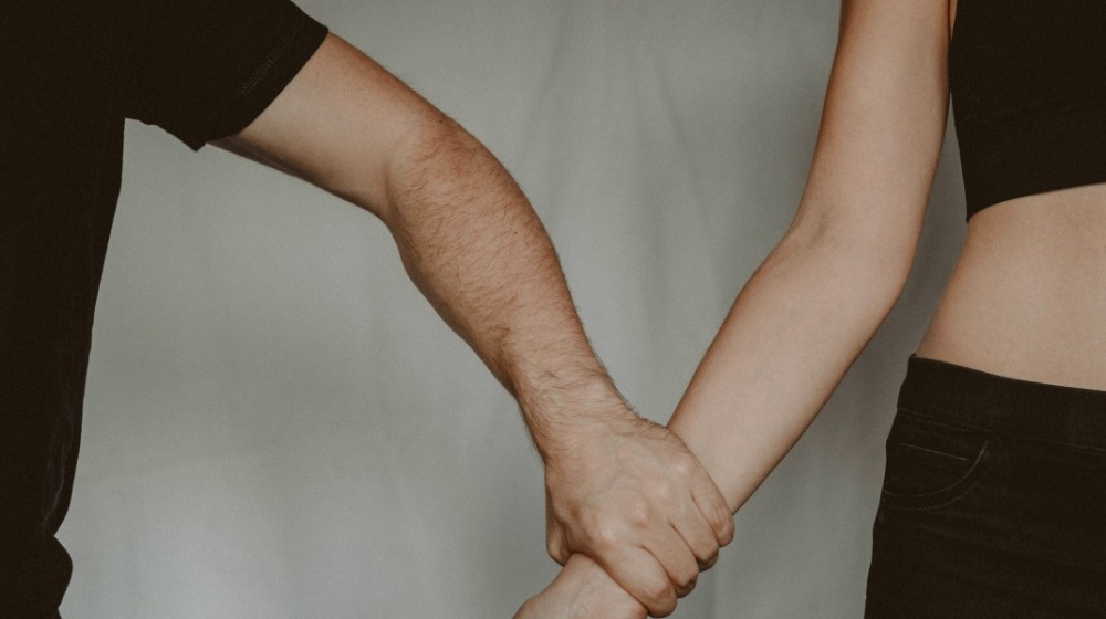 19χρονος Αιγύπτιος αποπειράθηκε να βιάσει 14χρονη σε εμπορικό κέντρο της Αθήνας