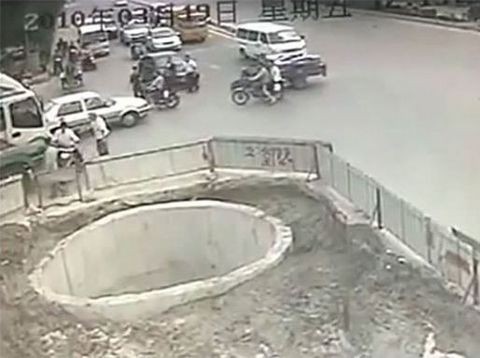 Τράκαρε τέσσερις φορές και έπεσε μέσα σε πηγάδι (VIDEO)